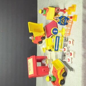 #3 Fisher-Price little people Lift N Load construction set figures & vehicles